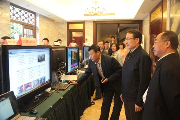 袁德明主任在我校展台前向教育厅沈健厅长、杨湘宁副厅长汇报信息化建设成果